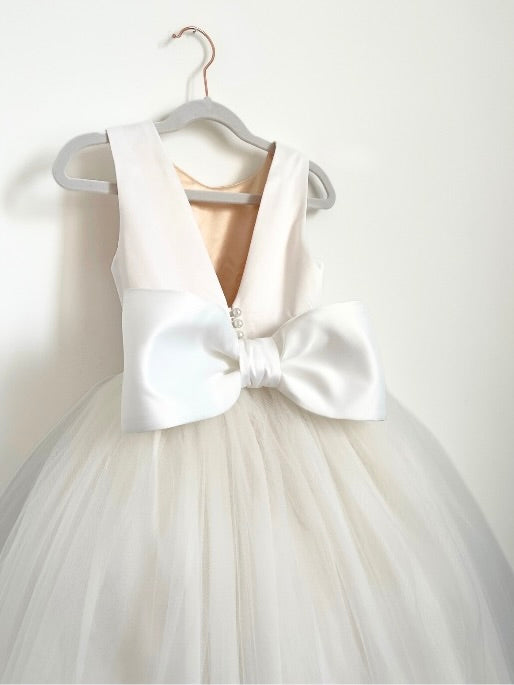 Open V-back flower girl dress. Close-up of satin bow with structured wiring on tulle – The Kimberly